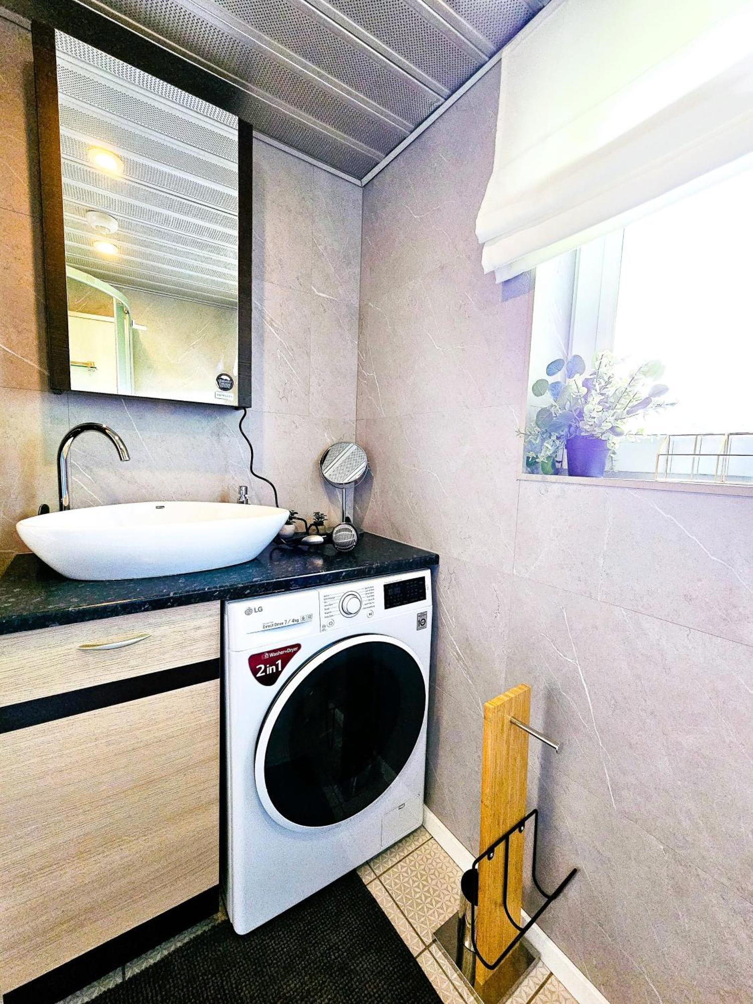 Cofy Rentals - Centrally Located, Quiet District, Air-Conditioning, Free Parking, 24-7 Express Check-In-Out, Close To Sea And Everything You Need For Living! Tallinn Chambre photo
